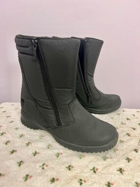 Black fleece lined rain boots in new condition